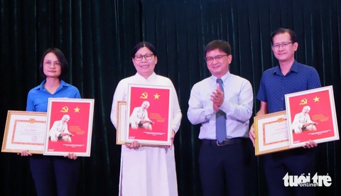 Trao 5 giải nhất cán bộ tham mưu tốt - dân vận khéo 2023- Ảnh 2. Trưởng Ban Dân vận Thành ủy TP.HCM Nguyễn Mạnh Cường (thứ hai từ phải sang) tuyên dương ba đơn vị tổ chức tốt hội thi giai đoạn 2021-2023, trong đó có báo Tuổi Trẻ - Ảnh: K.ANH