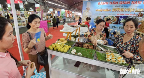 Người dân TP.HCM sắm Tết với hàng nghìn đặc sản đến từ 45 tỉnh, thành- Ảnh 2. Đến với chương trình, khách hàng có dịp thưởng thức nhiều món ăn Nam Bộ - Ảnh: N.TRÍ