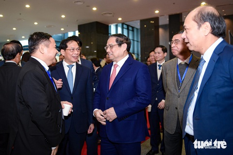 Thủ tướng Phạm Minh Chính, Bộ trưởng Bộ Ngoại giao Bùi Thanh Sơn cùng các đại sứ và cựu đại sứ bên lề phiên toàn thể về ngoại giao kinh tế sáng 21-12 tại Hà Nội - Ảnh: NAM TRẦN Thủ tướng Phạm Minh Chính, Bộ trưởng Bộ Ngoại giao Bùi Thanh Sơn gặp gỡ các đại sứ, nguyên đại sứ Việt Nam tại nước ngoài bên lề phiên họp ngoại giao kinh tế sáng 21-12 tại Hà Nội - Ảnh: NAM TRẦN