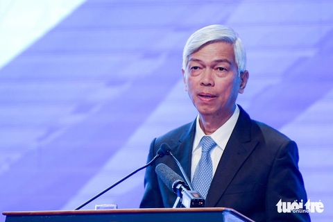 Kiều hối về TP.HCM năm 2023 gần gấp 3 lần vốn đầu tư nước ngoài- Ảnh 1. Phó chủ tịch UBND TP.HCM Võ Văn Hoan trình bày tham luận tại phiên họp ngày 21-12 - Ảnh: NAM TRẦN
