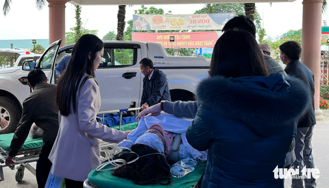 Chuyển nữ sinh bị thương do trần gỗ sập ra Hà Nội cứu chữa- Ảnh 1. Nữ sinh bị đa chấn thương cột sống, tổn thương vùng đầu được chuyển ra bệnh viện ở Hà Nội chữa trị - Ảnh: DOÃN HÒA