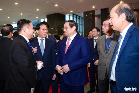 Thủ tướng Phạm Minh Chính khẳng định 6 thành tựu nổi bật của ngoại giao kinh tế Việt Nam- Ảnh 7. Tranh thủ giờ nghỉ, Thủ tướng Phạm Minh Chính gặp lại và trao đổi với một số nhà ngoại giao, nguyên lãnh đạo và đại sứ Việt Nam - Ảnh: NAM TRẦN