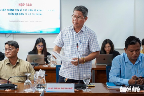 TP Thủ Đức còn hàng trăm dự án hạ tầng chưa bàn giao cho Nhà nước- Ảnh 1. Ông Nguyễn Quang Chi, phó trưởng Phòng giao thông công chính UBND TP Thủ Đức, phát biểu tại buổi họp báo thông tin về các vấn đề kinh tế - xã hội ở TP.HCM chiều 21-12 - Ảnh: CHÂU TUẤN