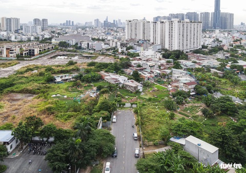 TP Thủ Đức còn hàng trăm dự án hạ tầng chưa bàn giao cho Nhà nước- Ảnh 3. Một đoạn đường Vũ Tông Phan (khu đô thị An Phú, TP Thủ Đức) bị rào chắn ngăn cách nhiều năm qua, người dân đi lại bị ngắt quãng. Ghi nhận ngày 20-12 - Ảnh: CHÂU TUẤN