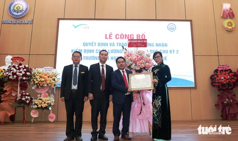 Trường đại học Kinh tế Huế hoàn thành kiểm định chất lượng chu kỳ 2- Ảnh 1. Trường đại học Kinh tế (Đại học Huế) đón nhận giấy chứng nhận kiểm định chất lượng cơ sở giáo dục chu kỳ 2 - Ảnh: NGUYỄN PHƯƠNG