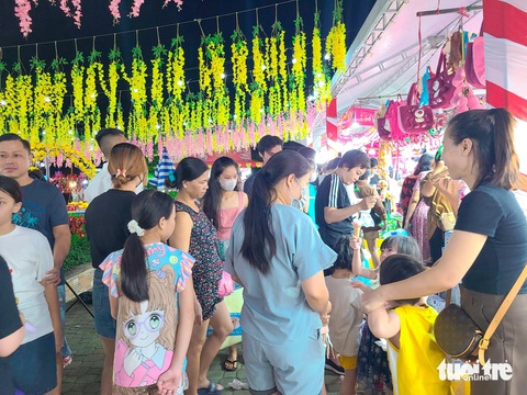 Săn hàng giảm giá đón Tết sớm tại hội chợ 300 gian hàng- Ảnh 1. Hội chợ thu hút đông đúc khách tham quan, mua sắm từ chập tối khai mạc triển lãm - Ảnh: NHẬT XUÂN
