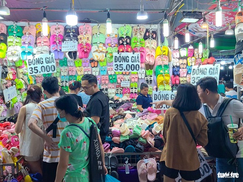 Săn hàng giảm giá đón Tết sớm tại hội chợ 300 gian hàng- Ảnh 2. Nhiều mặt hàng thời trang, đồ gia dụng giá rẻ bất ngờ tại hội chợ Làng nghề truyền thống và sản phẩm OCOP TP.HCM 2023 - Ảnh: NHẬT XUÂN