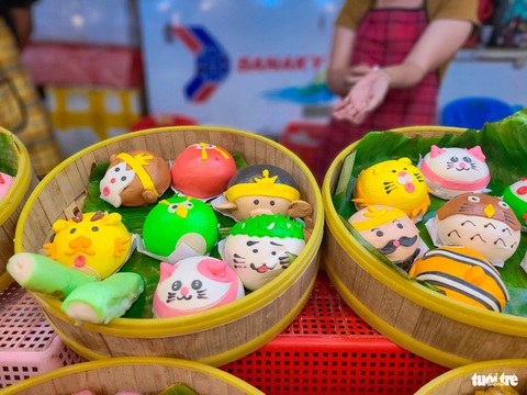 Săn hàng giảm giá đón Tết sớm tại hội chợ 300 gian hàng- Ảnh 3. Bên cạnh đặc sản vùng miền, nhiều món ăn lạ mắt cũng thu hút khách tham quan - Ảnh: NHẬT XUÂN