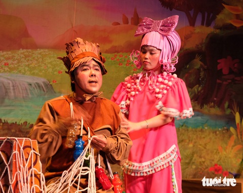 Nhạc kịch Ve Ve Chành Chành và hai cục bướu của Nhà hát kịch 5B - Ảnh: LINH ĐOAN Nhạc kịch Ve Ve Chành Chành và hai cục bướu của Nhà hát kịch 5B - Ảnh: LINH ĐOAN