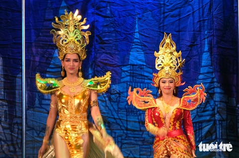 Vở Lạc lối ở Bangkok lấy bối cảnh Thái Lan của Nhà hát Thanh Niên - Ảnh: LINH ĐOAN Vở Lạc lối ở Bangkok lấy bối cảnh Thái Lan của Nhà hát Thanh Niên - Ảnh: LINH ĐOAN