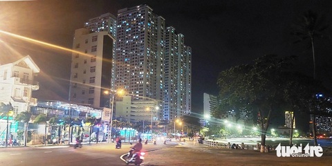 Dân ở nhà OC3 Mường Thanh Viễn Triều lại chạy nháo nhào vì báo cháy... giả- Ảnh 1. Khu khách sạn, căn hộ du lịch Mường Thanh Viễn Triều, TP Nha Trang không phải là dự án chung cư nhưng đã để người dân vào sinh sống như chung cư (ảnh chụp tối 21-12) - Ảnh: PHAN SÔNG NGÂN