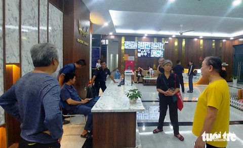 Dân ở nhà OC3 Mường Thanh Viễn Triều lại chạy nháo nhào vì báo cháy... giả- Ảnh 3. Người dân có căn hộ ở tầng 25 tòa nhà OC3 Mường Thanh Viễn Triều chạy cháy vì báo động giả tối 21-12 đang có ý kiến, bày tỏ bực tức với bảo vệ tòa nhà - Ảnh: PHAN SÔNG NGÂN