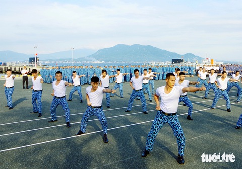 Lính tàu ngầm rèn thể lực- Ảnh 1. Cán bộ, thủy thủ của Lữ đoàn tàu ngầm 189 đồng diễn võ thể dục