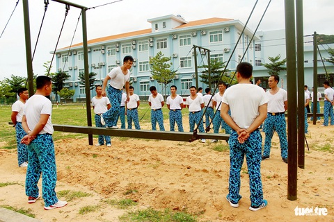 Lính tàu ngầm rèn thể lực- Ảnh 3. Thủy thủ tàu ngầm vượt cầu sóng