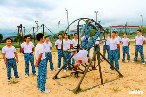 Lính tàu ngầm rèn thể lực- Ảnh 4. Thường xuyên rèn luyện vòng quay trụ để làm quen với điều kiện sóng gió ngoài biển
