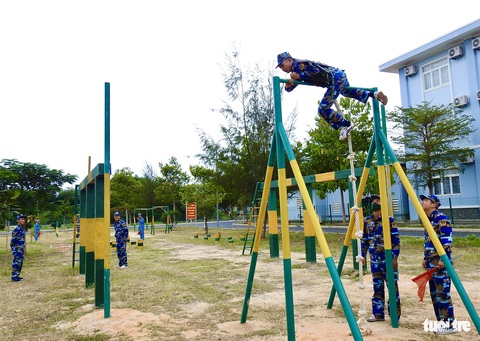Lính tàu ngầm rèn thể lực- Ảnh 5. Huấn luyện vượt vật cản 100 x 100m