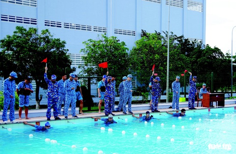 Lính tàu ngầm rèn thể lực- Ảnh 6. Thủy thủ tàu ngầm thường xuyên huấn luyện bơi và chạy vũ trang