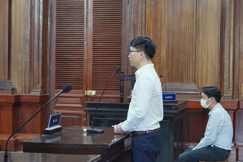 Xét xử chủ đầu tư, trưởng ban quản lý vụ cháy chung cư Carina- Ảnh 1. Bị cáo Nguyễn Văn Tùng (đứng) và bị cáo Nguyễn Quốc Tuấn tại phiên tòa - Ảnh: TUYẾT MAI