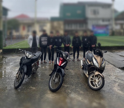 Nhóm thanh niên bịt mặt, mang dao từ Quảng Bình ra Hà Tĩnh chém người- Ảnh 1. Nhóm thanh thiếu niên bất ngờ mang dao từ Quảng Bình ra Hà Tĩnh chém người - Ảnh: H.A.