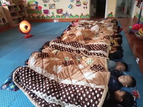 Đêm nay Bắc Bộ rét buốt gia tăng, miền Trung mưa lớn- Ảnh 1. Học sinh Trường mầm non Hoàng Thu Phố, huyện Bắc Hà, Lào Cai được trang bị thêm quạt sưởi để giữ ấm trong những ngày giá rét - Ảnh: A.CƯỜNG