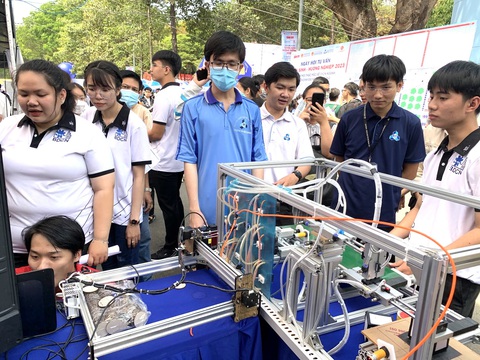 Trường đại học Bách khoa TP.HCM dẫn đầu số lượng chương trình đạt chuẩn quốc tế- Ảnh 1. Sinh viên Trường đại học Bách khoa (Đại học Quốc gia TP.HCM) giới thiệu ngành học qua các sản phẩm nghiên cứu tại Ngày hội tư vấn tuyển sinh - hướng nghiệp 2023 do báo Tuổi Trẻ tổ chức - Ảnh: TRẦN HUỲNH