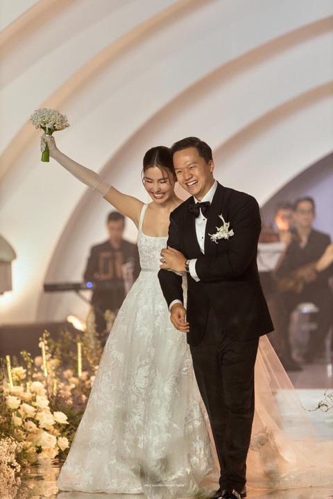 Diễm My 9X tiết lộ: Ông xã là người chăm chú xem phim mình đóng- Ảnh 1. Diễm My 9X và chồng hạnh phúc trong ngày chung đôi