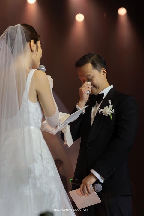Diễm My 9X tiết lộ: Ông xã là người chăm chú xem phim mình đóng- Ảnh 3. Chú rể Vinh Nguyễn xúc động khi cô dâu Diễm My 9X bày tỏ tình cảm