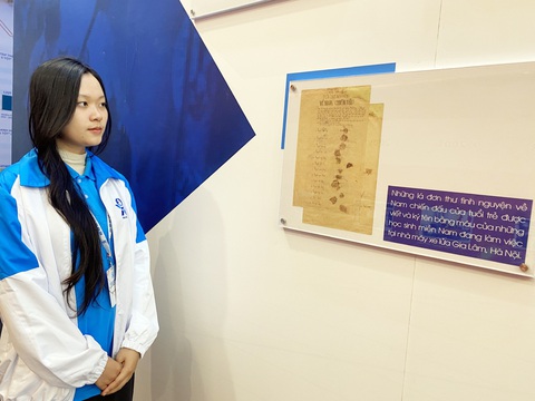 Kỳ đại hội của sinh viên thời đại mới- Ảnh 6. Đại biểu đọc đơn tình nguyện về Nam chiến đấu được triển lãm tại đại hội - Ảnh: H.THANH