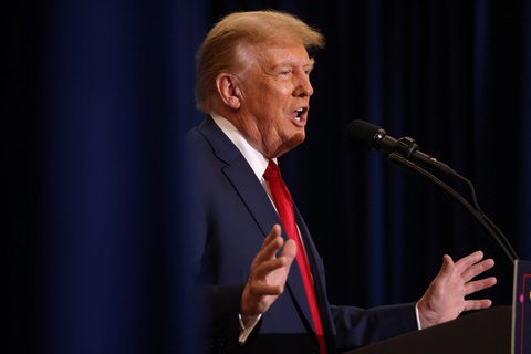 Hiệu ứng Colorado xảy ra: California muốn loại ông Trump, Texas dọa gạch tên ông Biden- Ảnh 1. Cựu tổng thống Mỹ Donald Trump, ứng viên tranh cử 2024 của Đảng Cộng hòa - Ảnh: REUTERS