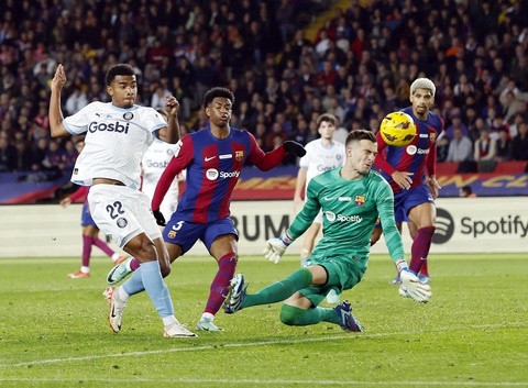 Chờ kỳ tích của Girona- Ảnh 1. Girona (trái) quật ngã Barca ở mùa này - Ảnh: REUTERS