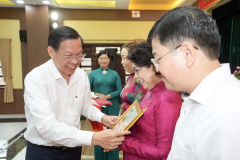 Ông Phan Văn Mãi: Trung tâm quận 1 phải hướng đến như Singapore- Ảnh 1. Ông Phan Văn Mãi trao kỷ niệm chương vì sự nghiệp công tác tổ chức xây dựng Đảng của Ban Tổ chức Trung ương cho Bí thư Quận ủy quận 1 Tô Thị Bích Châu - Ảnh: HỮU HẠNH