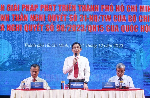 TP.HCM cần chuẩn bị đội ngũ khi nhân sự khu vực công chuyển dịch- Ảnh 1. Nhiều đại biểu dự và nêu ý kiến giải pháp tại hội thảo khoa học bàn giải pháp phát triển TP.HCM theo tinh thần nghị quyết số 31 của Bộ Chính trị và nghị quyết số 98 của Quốc hội - Ảnh: WEB THÀNH ỦY