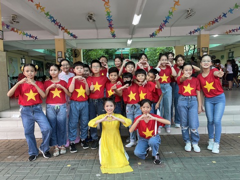 TP.HCM yêu cầu không giao bài tập về nhà cho học sinh tiểu học học 2 buổi/ngày- Ảnh 1. Học sinh tiểu học TP.HCM trong một hoạt động văn nghệ trước kỳ ôn tập học kỳ I - Ảnh: MỸ DUNG