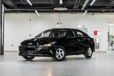 Tin tức giá xe: Hyundai Elantra giảm tới 70 triệu đồng ở nhiều đại lý, hút khách dịp Tết- Ảnh 2. Hyundai Elantra bản Tiêu chuẩn chỉ sử dụng đèn pha và đèn định vị ban ngày halogen. Đèn pha có bật/tắt tự động. Mâm 15 inch, trong khi các bản cao cấp hơn sử dụng mâm 16, 17 và 18 inch - Ảnh: Đại lý Hyundai/Facebook