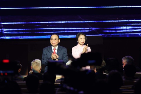 Giải thưởng VinFuture: Vượt lên rào cản, giới hạn để sáng tạo, phụng sự con người- Ảnh 3. Ông Phạm Nhật Vượng và bà Phạm Thu Hương, hai nhà sáng lập quỹ VinFuture - Ảnh: NGUYỄN KHÁNH