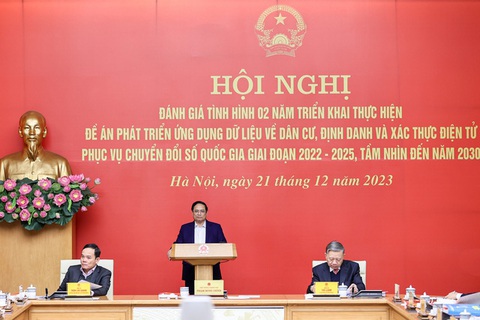 Yêu cầu 12 địa phương chi trả chế độ an sinh xã hội không dùng tiền mặt- Ảnh 1. Thủ tướng chủ trì hội nghị đánh giá thực hiện đề án phát triển ứng dụng dữ liệu về dân cư, định danh và xác thực điện tử phục vụ chuyển đổi số - Ảnh: VGP