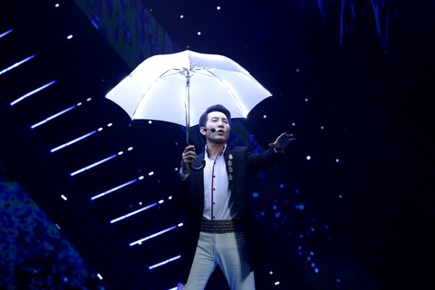 Nguyễn Phi Hùng 'mất ngủ' khi fan nói 'chú ơi, mẹ con thích chú lắm!'- Ảnh 2. 23 năm hoạt động nghệ thuật, Nguyễn Phi Hùng vẫn giữ được sắc vóc trẻ trung, năng động nhờ thói quen tập nhảy múa và yoga