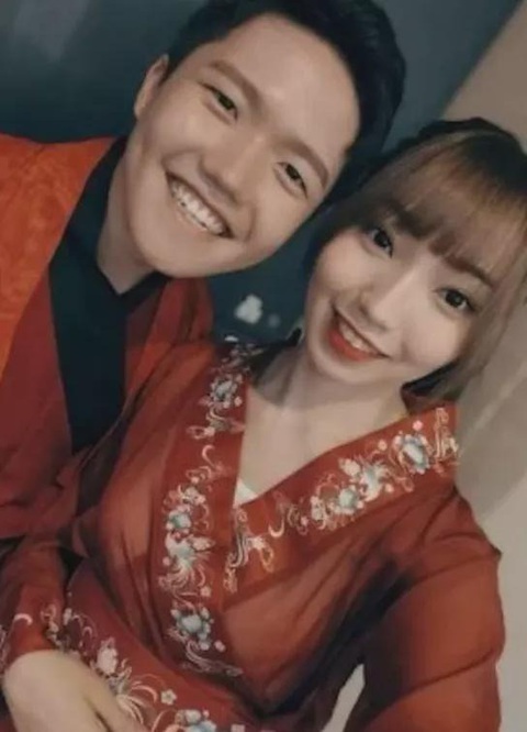 Nữ ca sĩ và bạn trai Nữ ca sĩ và bạn trai
