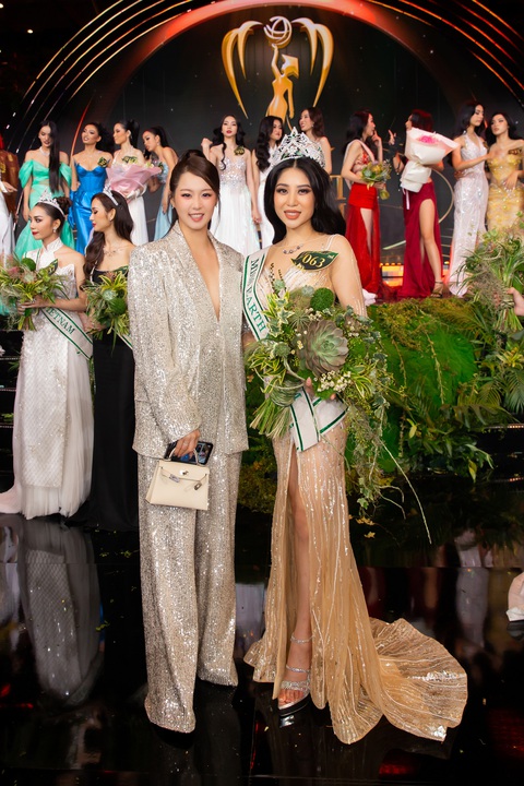 Giám khảo Miss Earth 2023 - Betty Bui Do nhận định về nét đẹp hiện đại- Ảnh 1. Giám khảo Miss Earth 2023 - Betty Bui Do và Hoa hậu Lan Anh