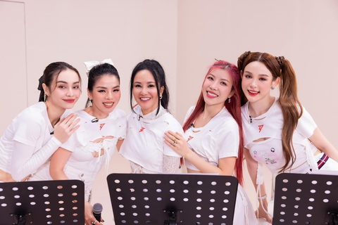 Lệ Quyên bóng gió bị ai đó chơi xấu- Ảnh 3. Lệ Quyên cùng thành viên trong team tại Chị đẹp đạp gió rẽ sóng