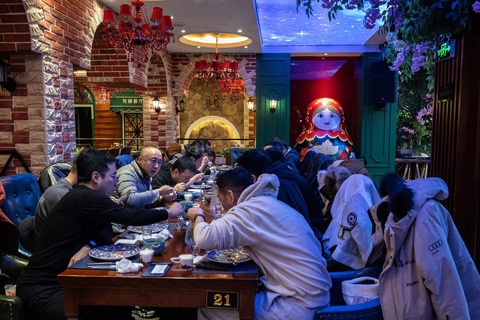 Dân biên giới Trung - Nga làm giàu từ chiến sự ở Ukraine- Ảnh 2. Người dân thị trấn Hắc Hà, tỉnh Hắc Long Giang thưởng thức bữa tối tại một nhà hàng Nga - Ảnh: NEW YORK TIMES