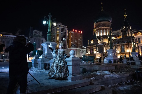 Dân biên giới Trung - Nga làm giàu từ chiến sự ở Ukraine- Ảnh 3. Không chỉ giao thương buôn bán, văn hóa Nga cũng len lỏi vào từng ngóc ngách ở thành phố Cáp Nhĩ Tân, thủ phủ tỉnh Hắc Long Giang, miền bắc Trung Quốc - Ảnh: NEW YORK TIMES
