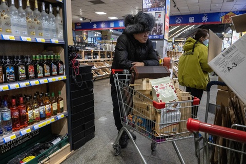 Dân biên giới Trung - Nga làm giàu từ chiến sự ở Ukraine- Ảnh 4. Rượu Nga chất đầy trong một siêu thị chuyên về đồ Nga ở Trung Quốc - Ảnh: NEW YORK TIMES