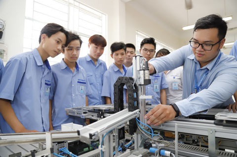 Học sinh trường nghề TP.HCM mòn mỏi chờ cấp bù học phí- Ảnh 1. Học sinh trong giờ thực hành tại Trường trung cấp nghề Kỹ thuật Hùng Vương (quận 5, TP.HCM) - Ảnh: NHƯ HÙNG