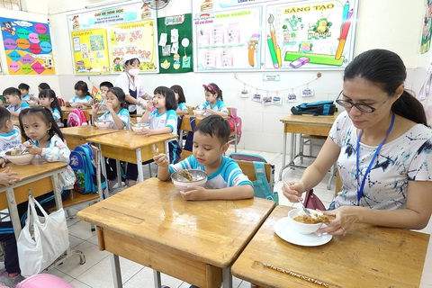 Trường cho học sinh chấm điểm bữa ăn bán trú: Rất ngon, ngon, không ngon, dở tệ- Ảnh 1. Phụ huynh tham quan và ăn chung với học sinh bán trú Trường tiểu học Trần Hưng Đạo (quận 1, TP.HCM) trong giờ ăn trưa ngày 19-12 - Ảnh: NHƯ HÙNG