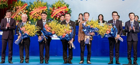 Kỳ đại hội của sinh viên thời đại mới- Ảnh 1. Hội đồng tư vấn, đồng hành sinh viên giai đoạn 2023 - 2028 ra mắt tại phiên bế mạc Đại hội XI Hội Sinh viên Việt Nam - Ảnh: NAM TRẦN