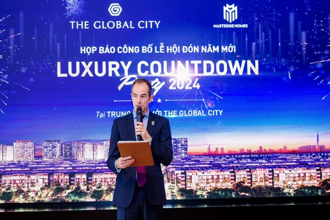 Đến The Global City tham dự lễ hội Countdown ngắm pháo hoa mừng năm mới- Ảnh 6. Ông Julian Wyatt, CEO Masterise Property Management, phát biểu tại họp báo công bố Luxury Countdown Party 2024.