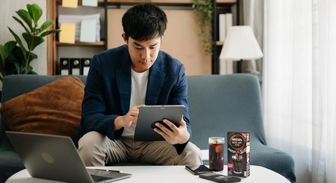 Độc đáo văn hóa cà phê Việt Nam- Ảnh 2. NESCAFÉ Nước Cốt Cà Phê thích hợp cho những người bận rộn nhưng vẫn muốn thưởng thức cà phê phin thơm và sánh đậm