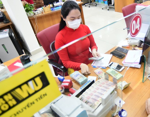 Loạt đại gia xăng dầu bị xiết nợ, một doanh nghiệp gạo nợ xấu ngàn tỉ- Ảnh 1. Ngân hàng đẩy mạnh thu hồi nợ cuối năm - Ảnh: QUANG ĐỊNH