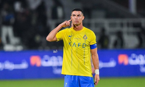 Ronaldo không vào nổi top 100 cầu thủ xuất sắc nhất năm 2023- Ảnh 1. Ronaldo trong màu áo Al-Nassr - Ảnh: REUTERS
